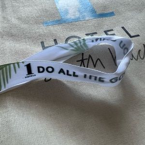 1 hotel wristlet & tote bag